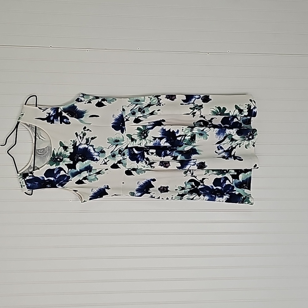 3xl white with blue flowers knee length dress